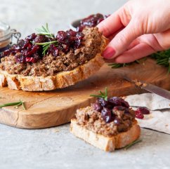 Čongrády Jelení paštika se sušenými švestkami 170g