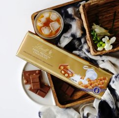 Lindt Švýcarská Mléčná čokoláda s lískovými oříšky 300g